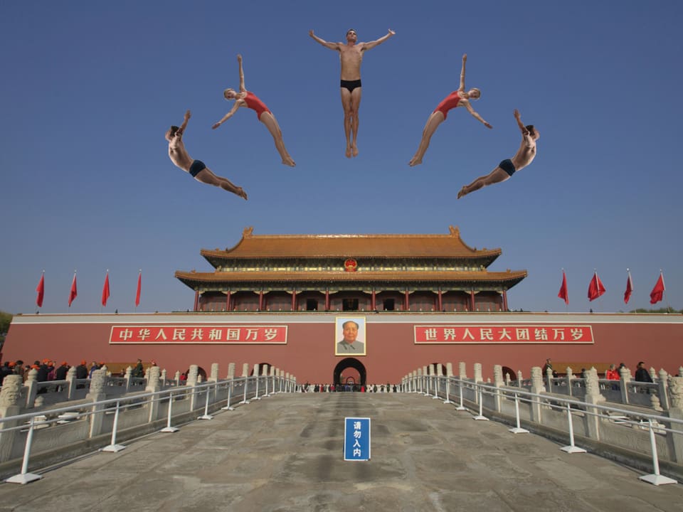 Chinesische Athleten vor Maos Konterfei in Peking.