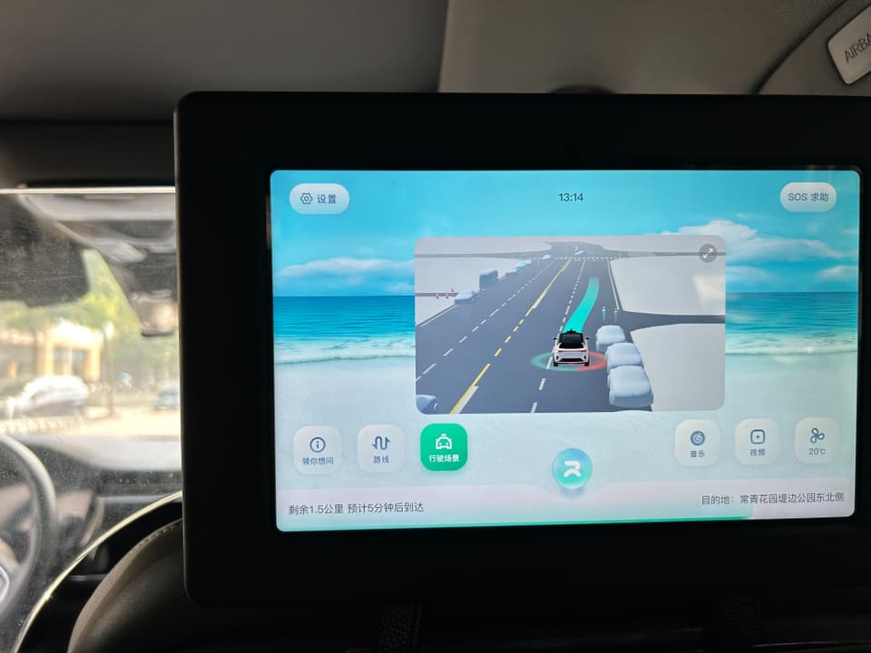 Navigationsbildschirm im Auto mit virtueller Strasse.