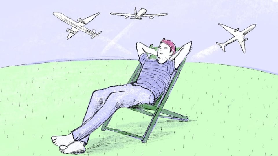 Ein junger Mann entspannt im Liegestuhl auf einer Wiese, über seinen Köpfen Flugzeuge am Himmel.