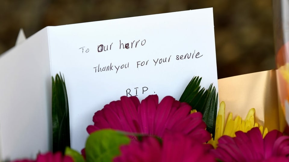 Blumen für einen toten Feuerwehrmann in Horsley Park, im Bundesstaat New South Wales.
