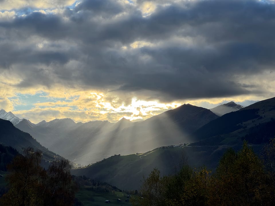 Die Sonne scheint durch den Nebel in Richtung Vrin