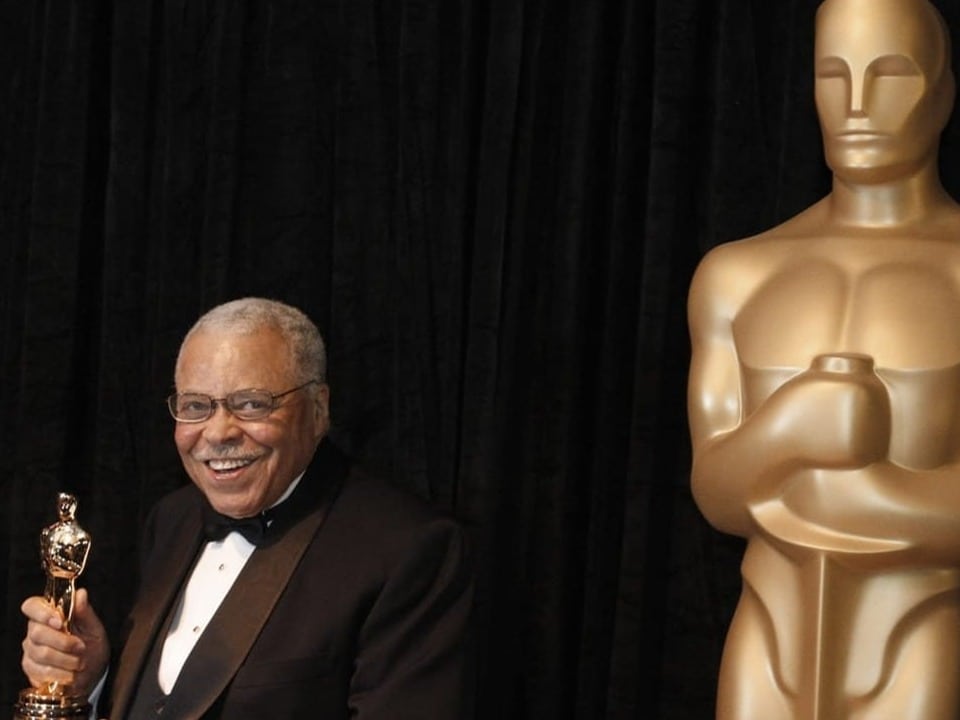 Jones posiert mit seinem Ehren-Oscar bei der 84. Verleihung der Academy Awards 2012.