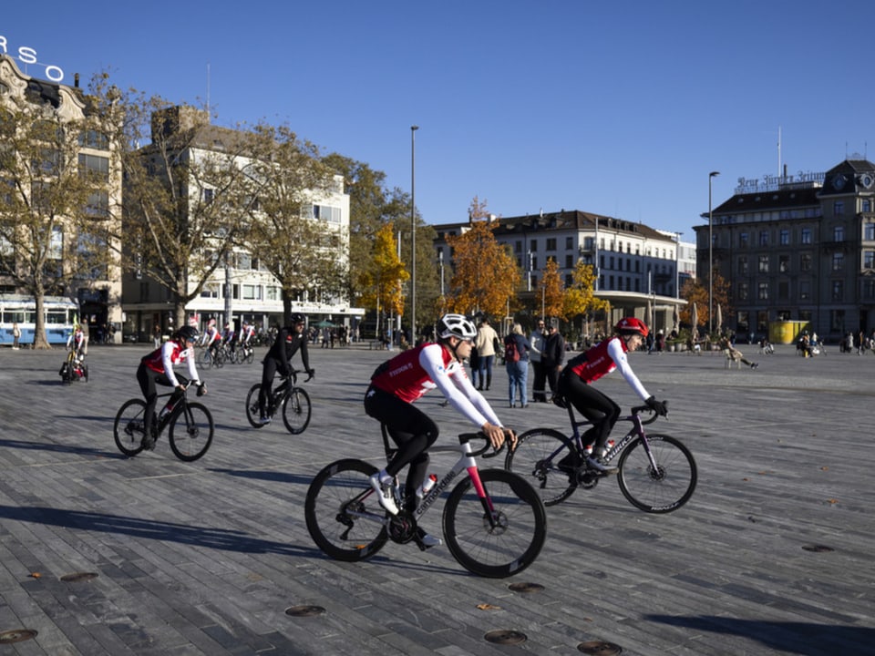 Radfahrer auf einem Platz in der Stadt.