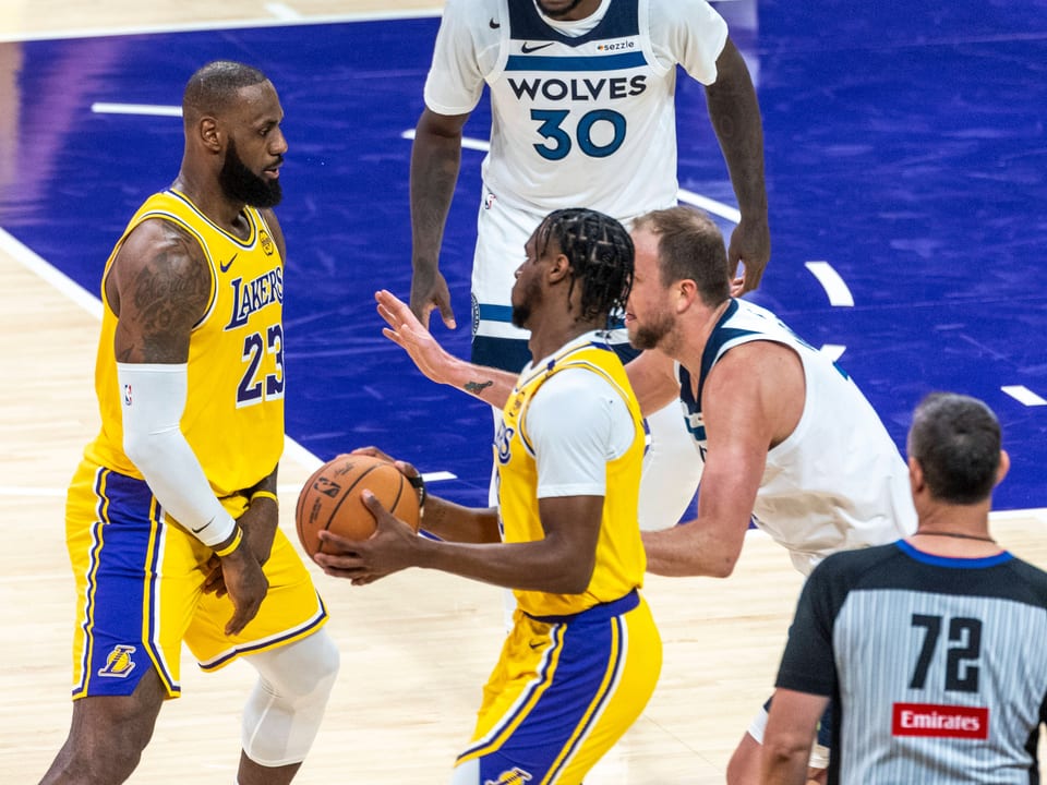 LeBron James und sein Sohn Bronny gemeinsam auf dem Parkett.