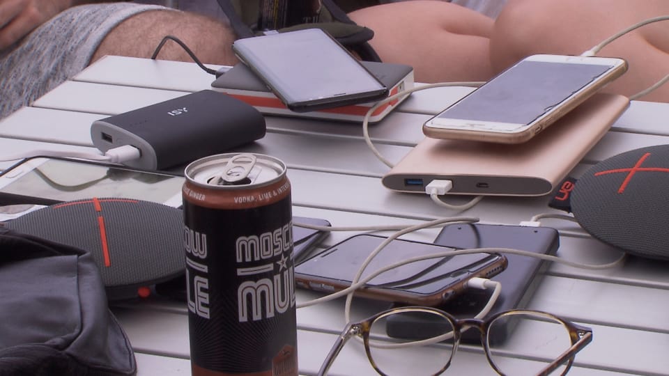 Handys und Powerbanks auf einem Tisch.