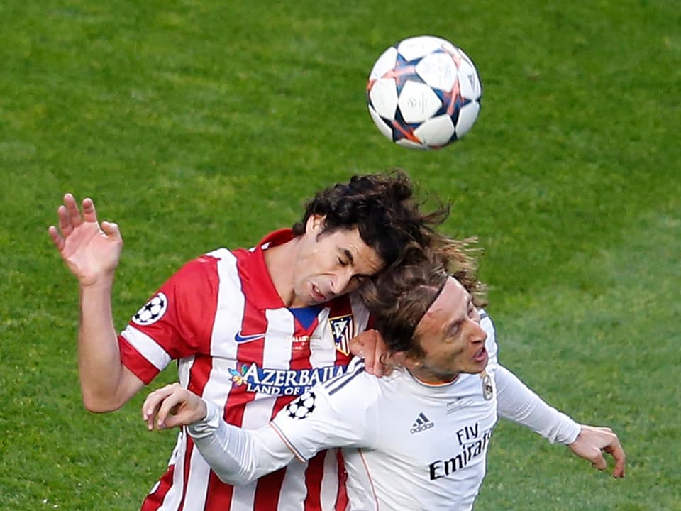 Luka Modric (r.) kämpft gegen Tiago um den Ball.