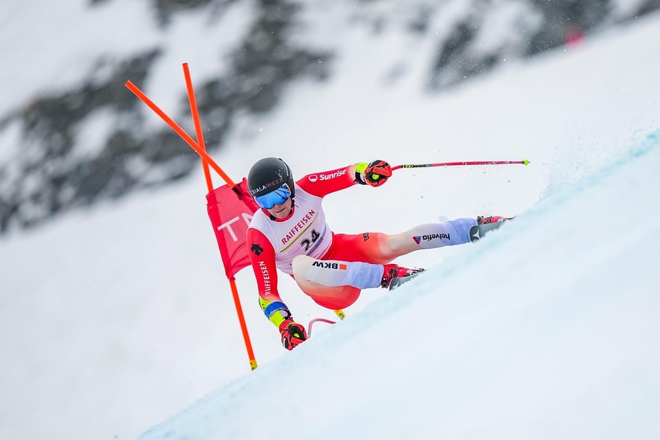 Skifahrer bei Slalomrennen auf Schnee.