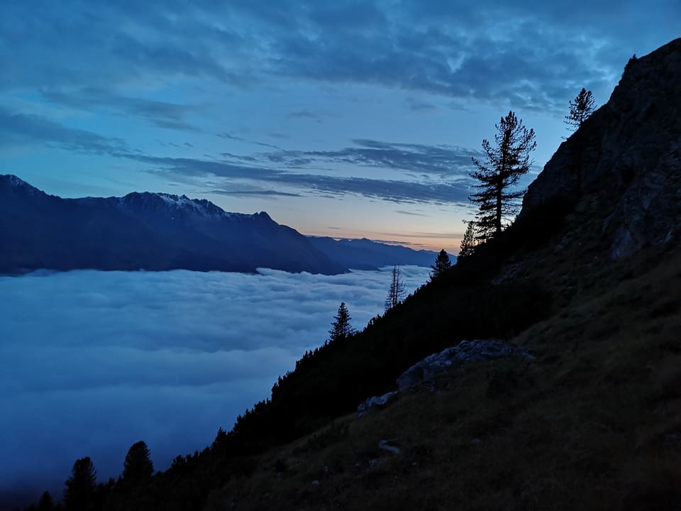 Purtrt d'ina bellezza cuntrada cun tschajera en la val ed ina bella glisch si sura. 