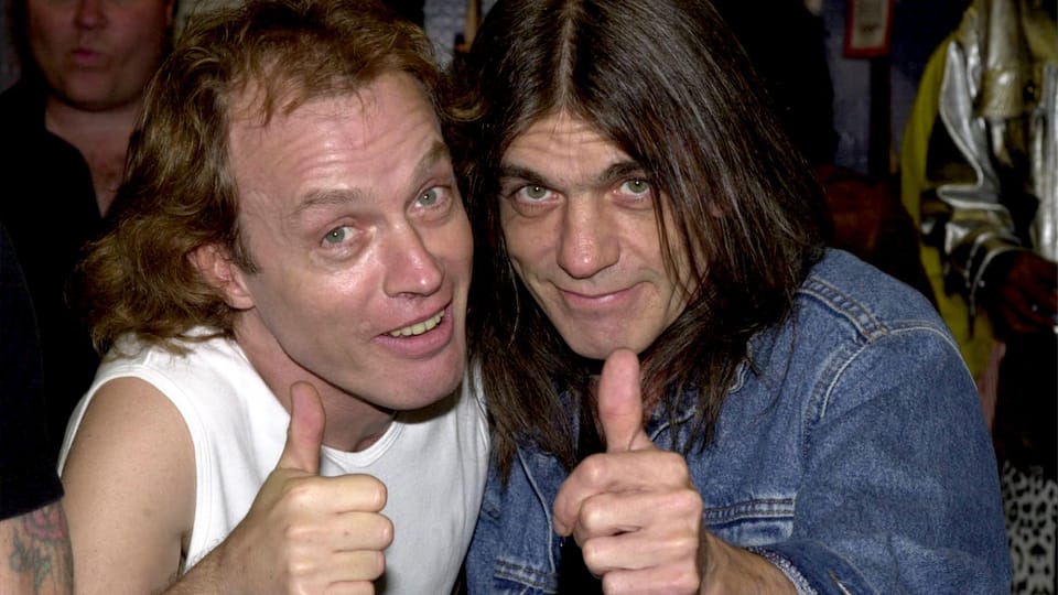Angus und Malcolm Young mit Thumbs up