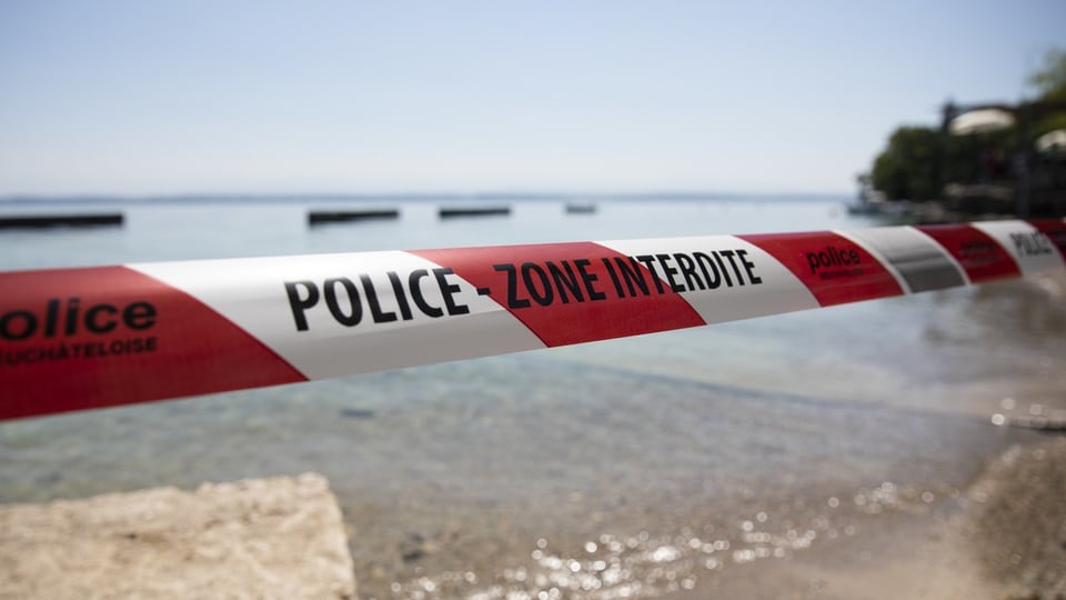 Absperrband an einem Strand mit der Aufschrift 'Police - Zone Interdite'