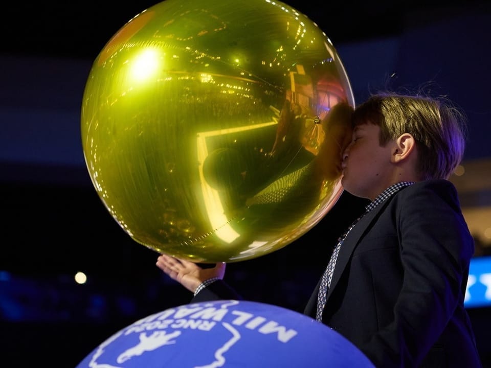 Trumps Enkelkind spielt mit einem Ballon.