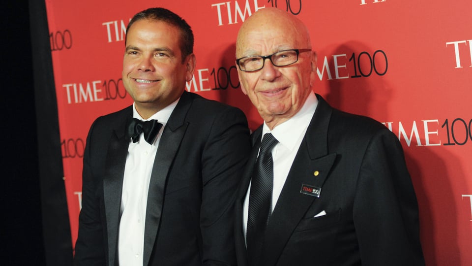 Lachland und Rupert Murdoch posieren auf dem roten Teppich für ein Foto