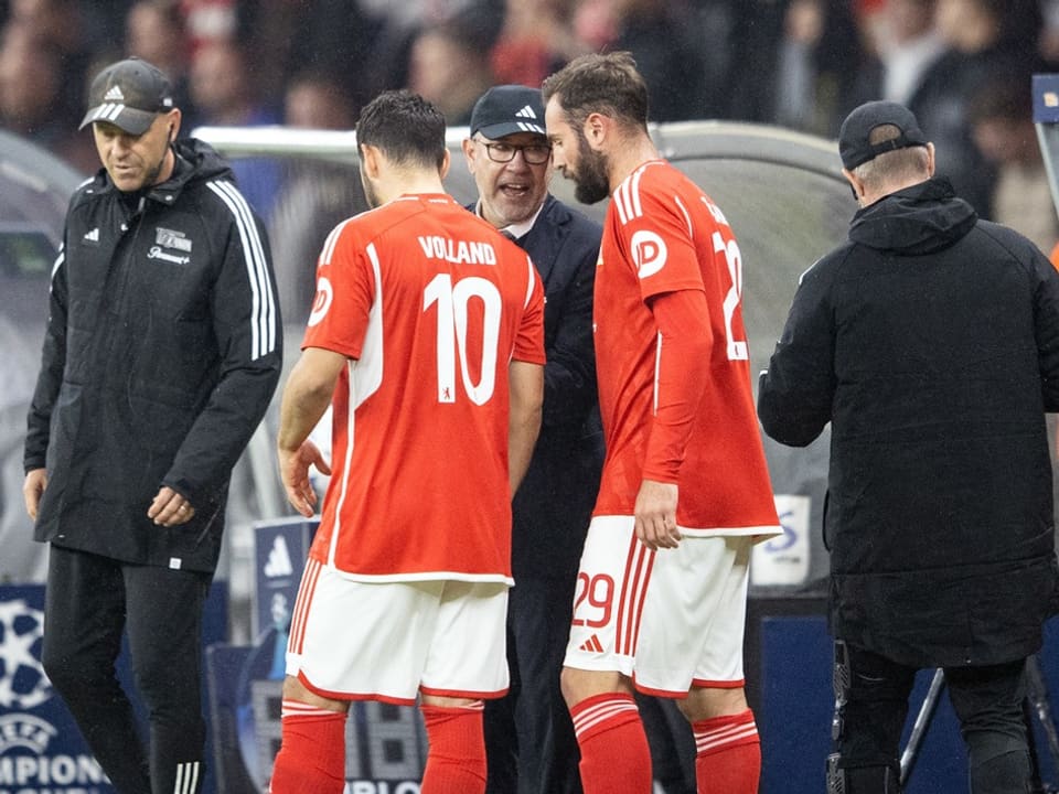 Urs Fischer im Gespräch mit Kevin Volland und Lucas Tousart.