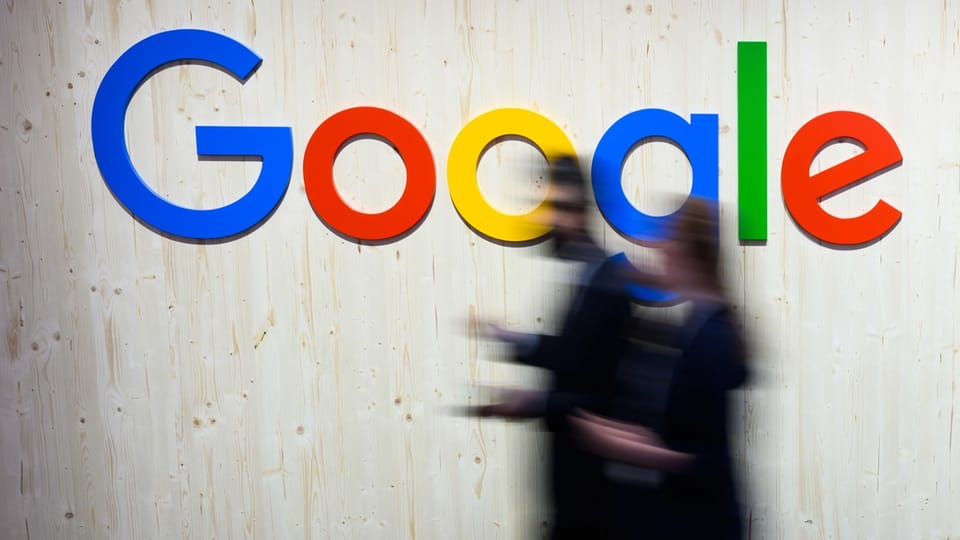 Menschen vor Google-Logo