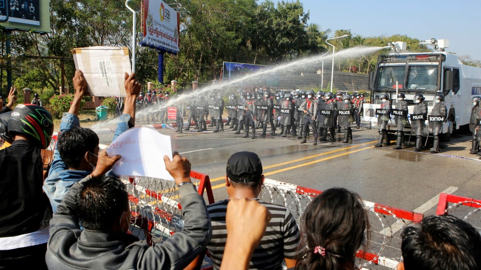 Wasserwerfer und Demonstranten.