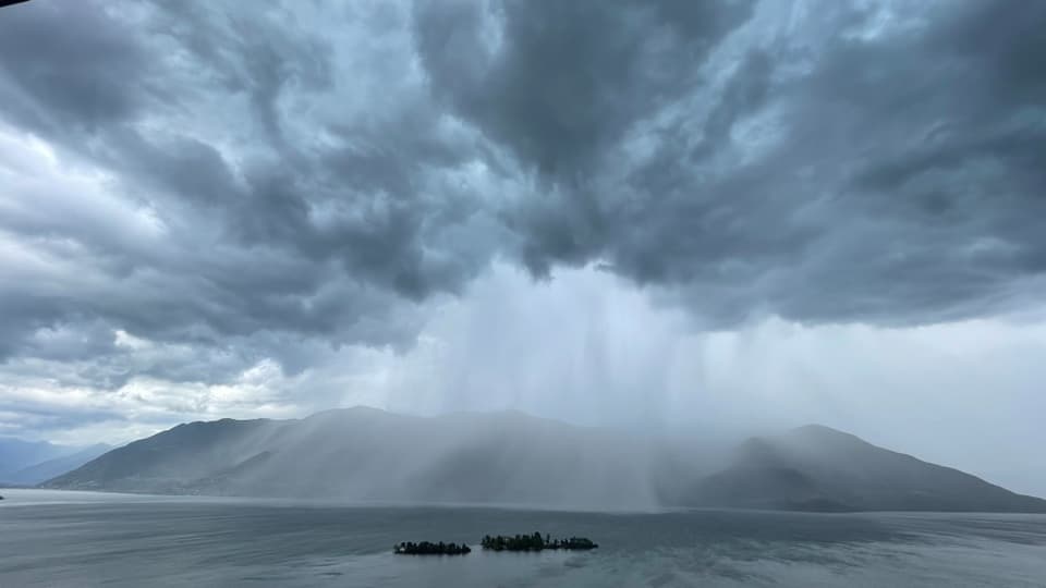 Intensiver Regen fällt aus dem Himmel und verdeckt das Gebirge