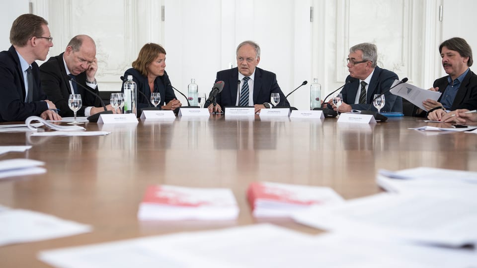 Von links: Adrian Wuethrich, Präsident Travailsuisse, Valentin Vogt, Präsident Schweizerischer Arbeitgeberverband, Irène Harnischberg, Kommunikation WBF, Bundesrat Johann Schneider-Ammann, Christoph Brutschin, Regierungsrat Basel, Paul Rechsteiner, Präsident Schweizerischer Gewerkschaftsbund SGB und Jean-François Rime, Präsident Schweizerischer Gewerbeverband SGV.