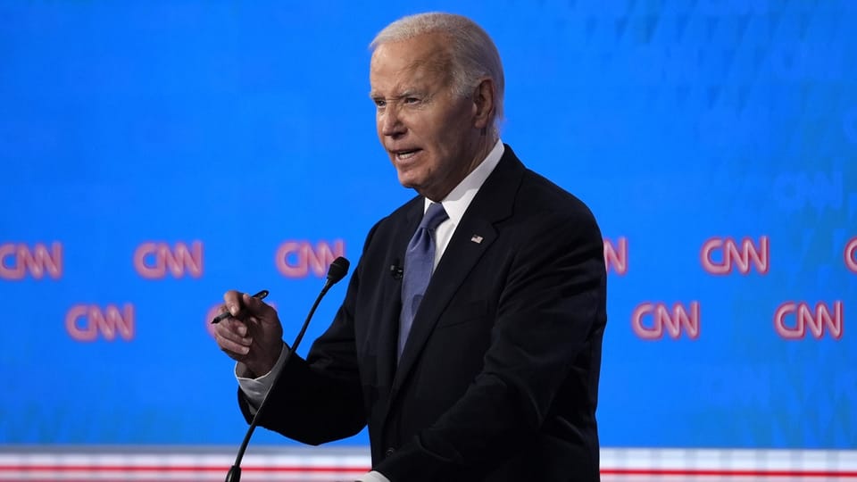 Biden spricht in ein Mikrofon vor CNN-Logo-Hintergrund.