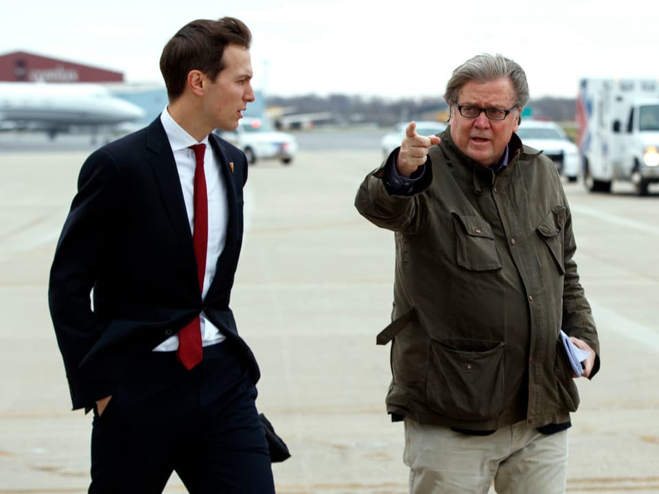 Jared Kushner, Trumps Schwiegersohn, und Stephen Bannon, der künftige Chefstratege im Weissen Haus, auf dem Flughafen von Indianapolis.