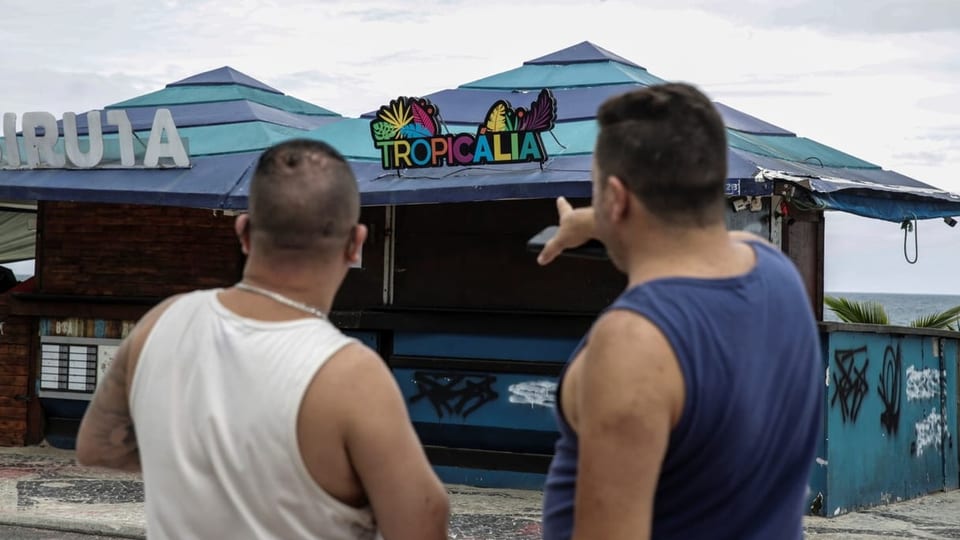 Zwei Männer zeigen in Richtung des Strandoskes.