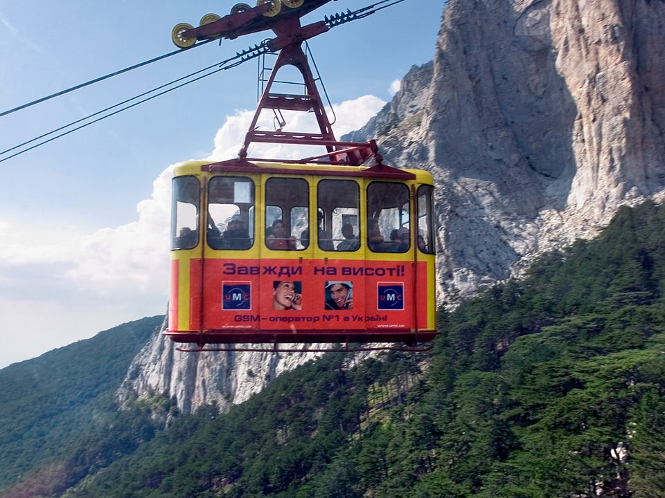 Seilbahn, welche Touristen zum Ausflugsort Ai Petri bei Jalta transportiert. Ai Petri liegt auf einem Hochplateau mit Felswänden.