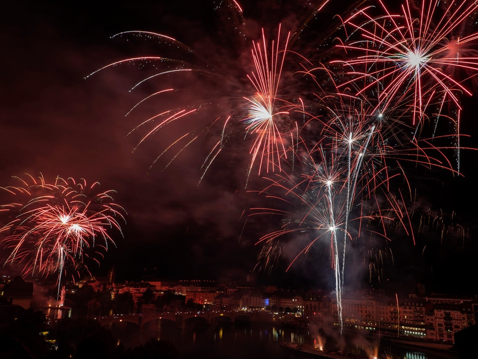 1.AugustFeuerwerk 120'000 Schaulustige bestaunten den Basler Nachthimmel News SRF