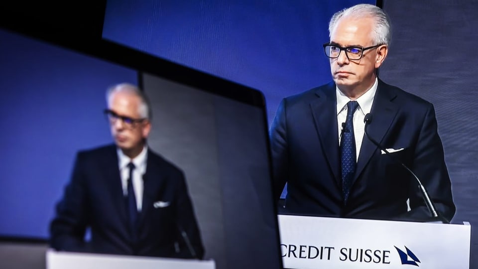 Der CEO der Credit Suisse Ulrich Körner steht vor einem Mikrofon.