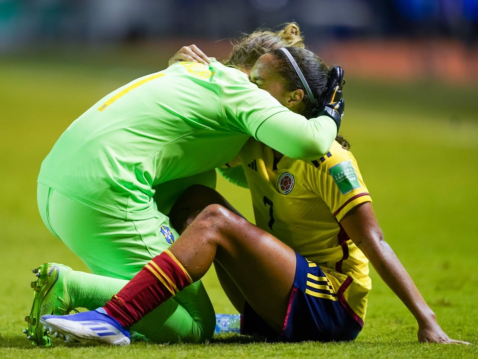 Die Kolumbianerin Gisela Robledo (r.) bricht nach dem Out in der U20-WM in Costa Rica gegen Brasilien nach dem Schlusspfiff in Tränen aus. Brasiliens Torhüterin Gabi Barbieri sieht's, eilt herbei und spendet Trost. 