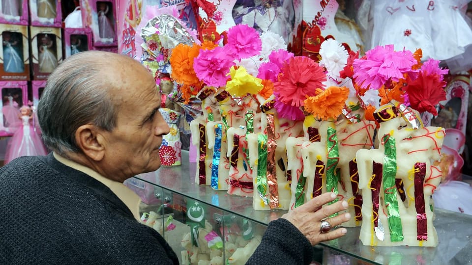 Mann begutachtet Geschenke am Markt in Kairo