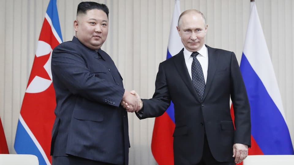 Kim Jong-un schüttelt Wladimir Putin bei einem Treffen 2019 die Hand.