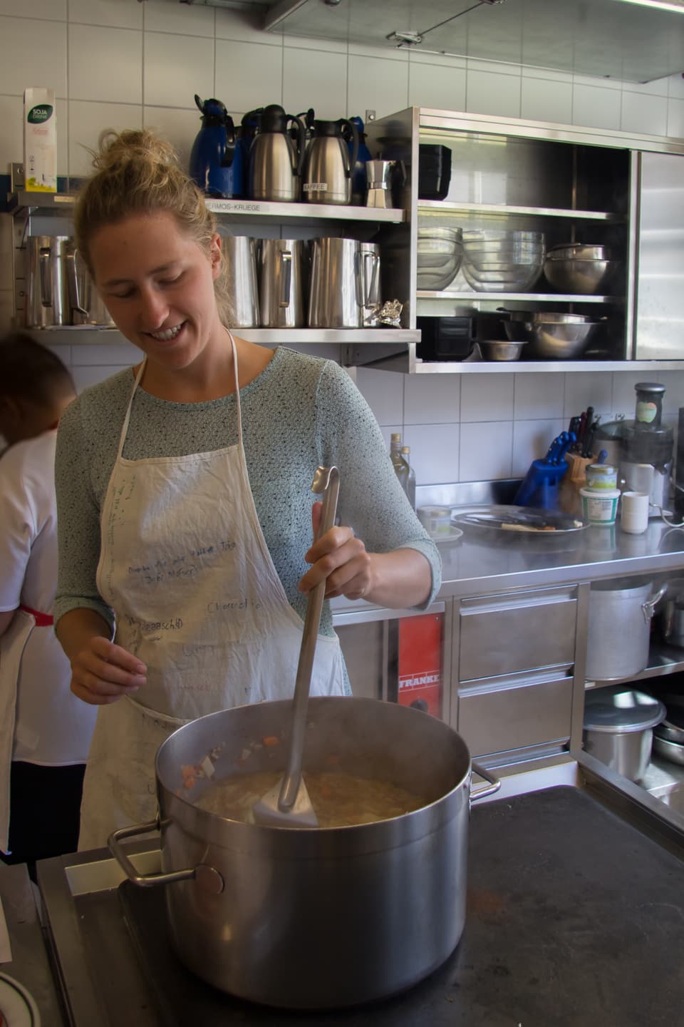 Ursula Schweizer rührt in einem grossen Kochtopf.