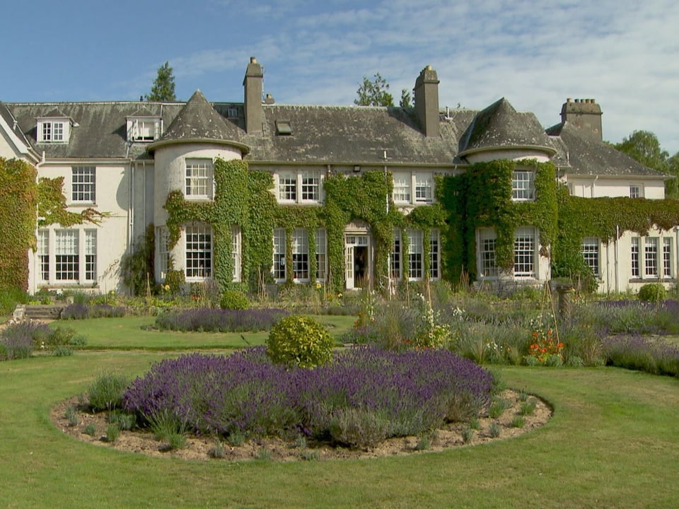 Grosses Herrenhaus mit Garten und Efeu bewachsen.