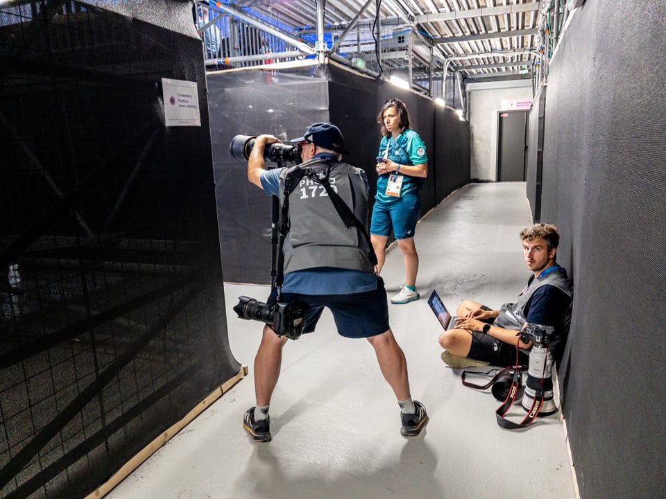 Paris 2024: Fotograf hinter der Tribüne.