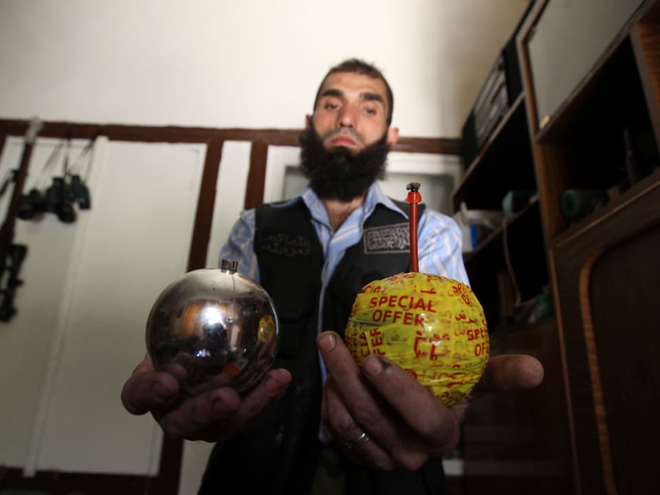 Ein Aufständischer der Freien Syrischen Armee präsentiert zwei Weihnachtskugeln – gefüllt mit Sprengstoff.