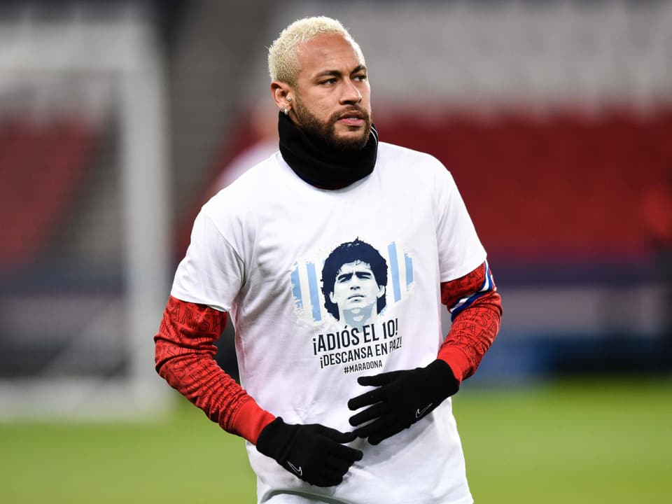 Neymar beim Aufwärmen im Maradona-Gedenksshirt