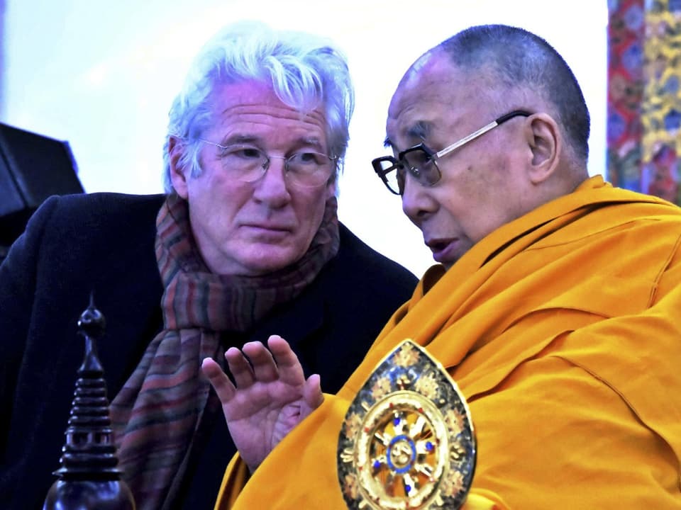 Richard Gere und der Dalai Lama unterhalten sich