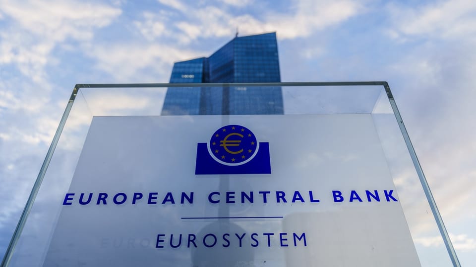 Das Logo und das Gebäude der Europäischen Zentralbank. 