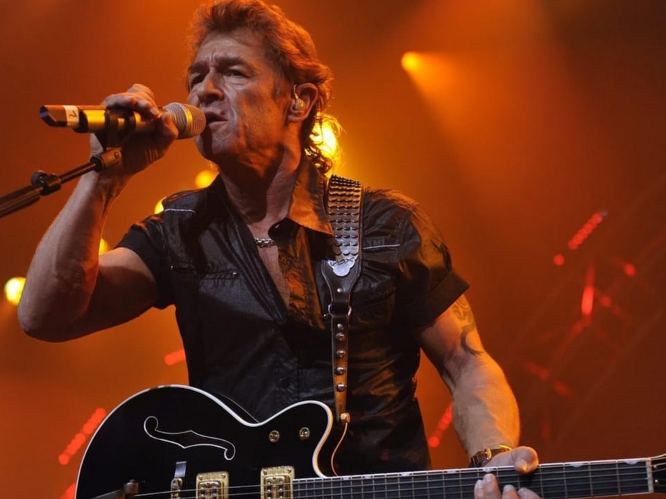 Peter Maffay singt ins Mikrofon