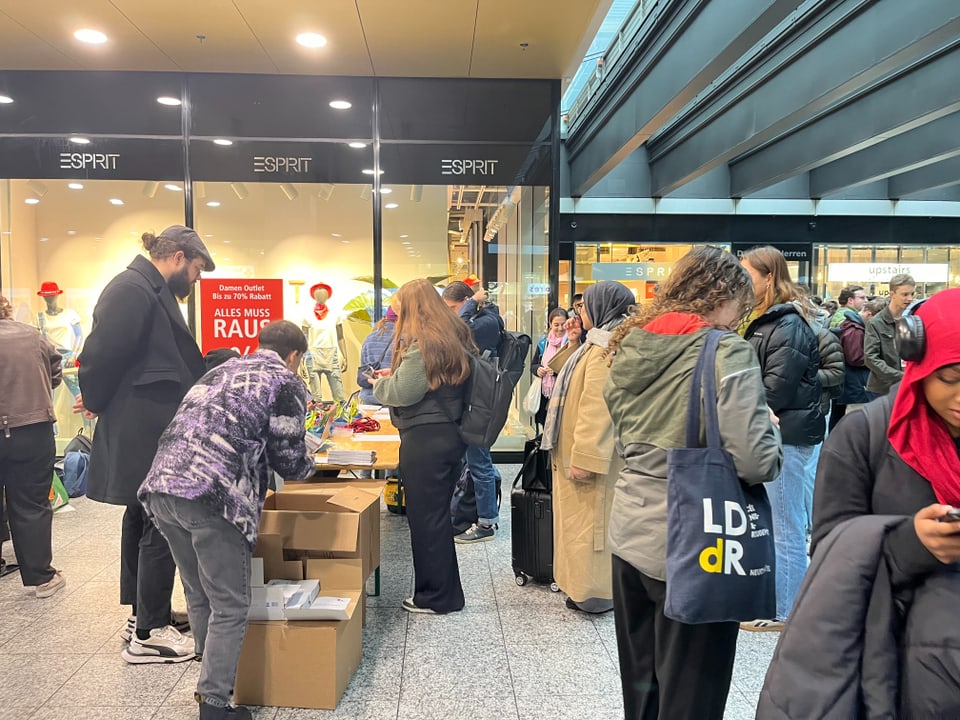 Menschenmenge am Bahnhof Bern