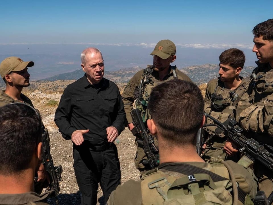 Israels Verteidigungsminister Yoav Gallant inspiziert israelische Truppen auf den israelisch besetzten Golanhöhen