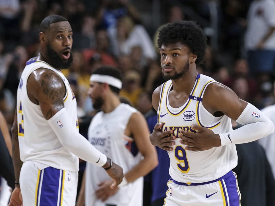 Zwei Basketballspieler der Lakers auf dem Spielfeld.