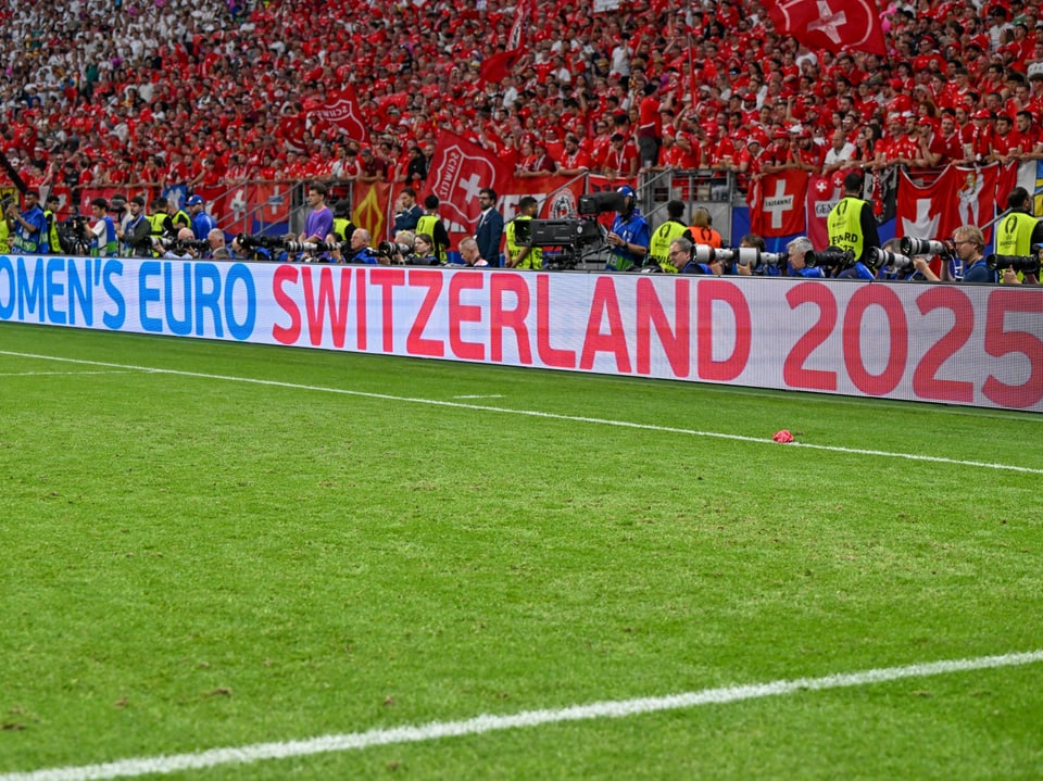 Fussballstadion mit Werbung für Women's Euro Schweiz 2025.