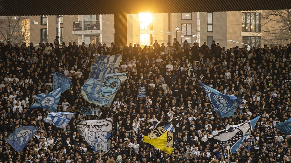 Viele Fans dicht aufeinandergedrängt im Letzigrundstadion in Zürich.