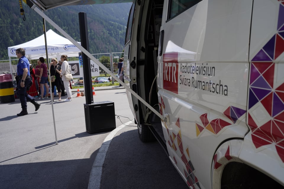 Der Sendebus von RTR steht bereit für die Livesendung vom Gesangsfest in Müstair.