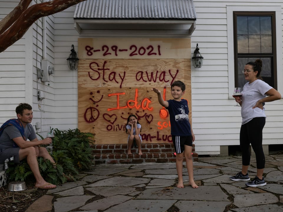 Bewohner vom Morgan City im Bundesstaat Louisiana verbarrikadieren sich vor dem Hurrikan. Auf dem Brett, das sie vor die Türe ihre Haus nagelten, steht: Ida stay away¨! 