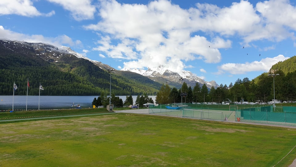 Vista sin il lai da Silvaplauna - davos las muntognas - davant la plazza da sport dal center da sport.