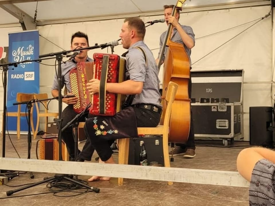 Das Ländlertrio Augenschmaus spielt Musik.