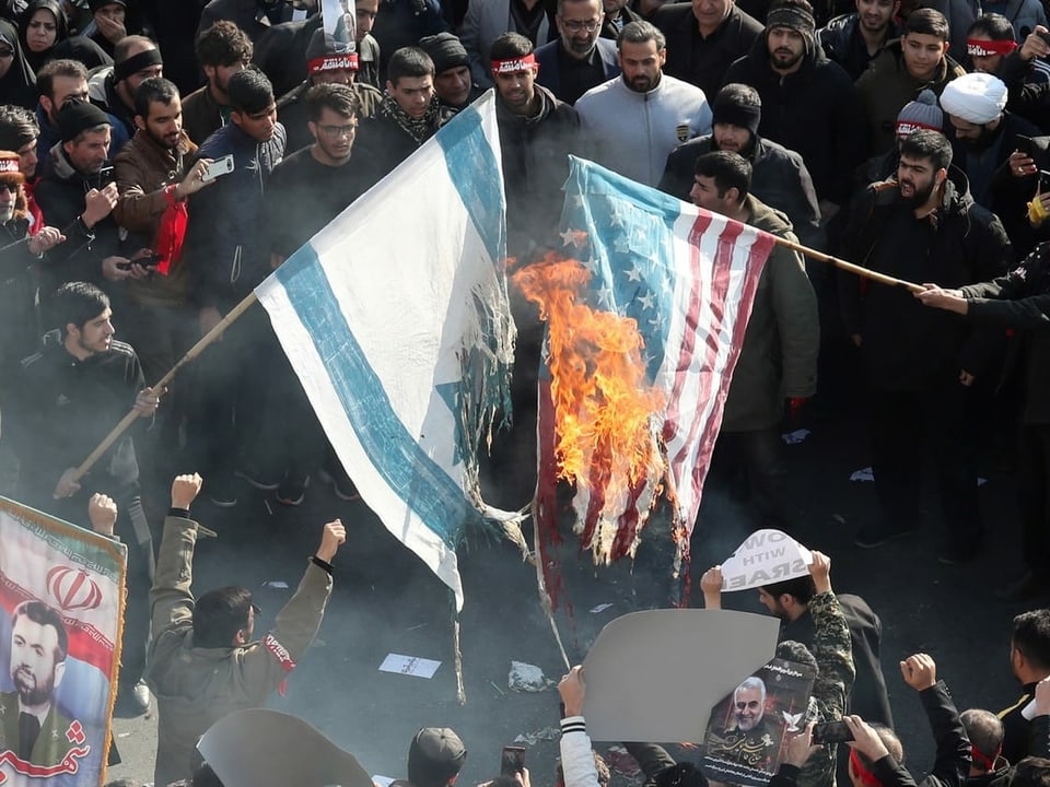 US- und israelische Flaggen werden verbrannt. 