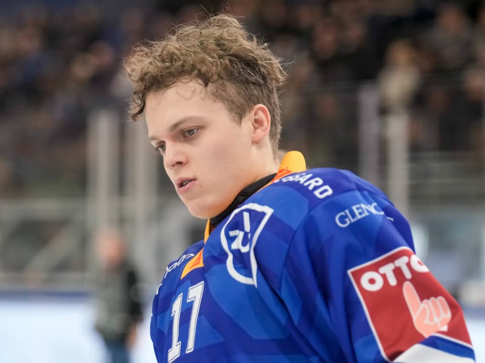 Eishockeyspieler im blauen Trikot auf dem Eis.