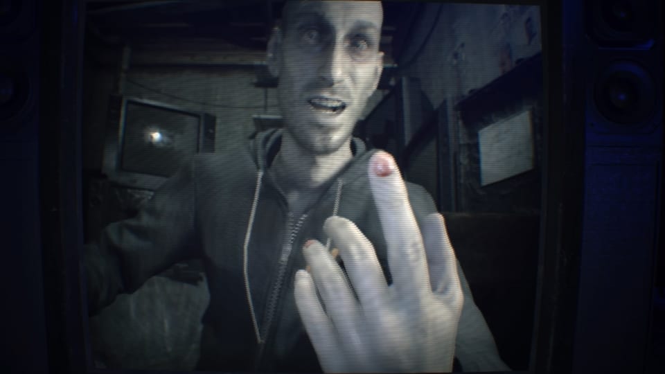 In einer Videobotschaft zieht sich Lukas Baker die Fingernägel raus. 